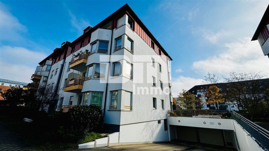 Schöne Eigentumswohnung in gefragter Wohnlage mit Balkon / Tiefgarage und Parkanlage - Frontansicht / Zufahrt Tiefgarage
